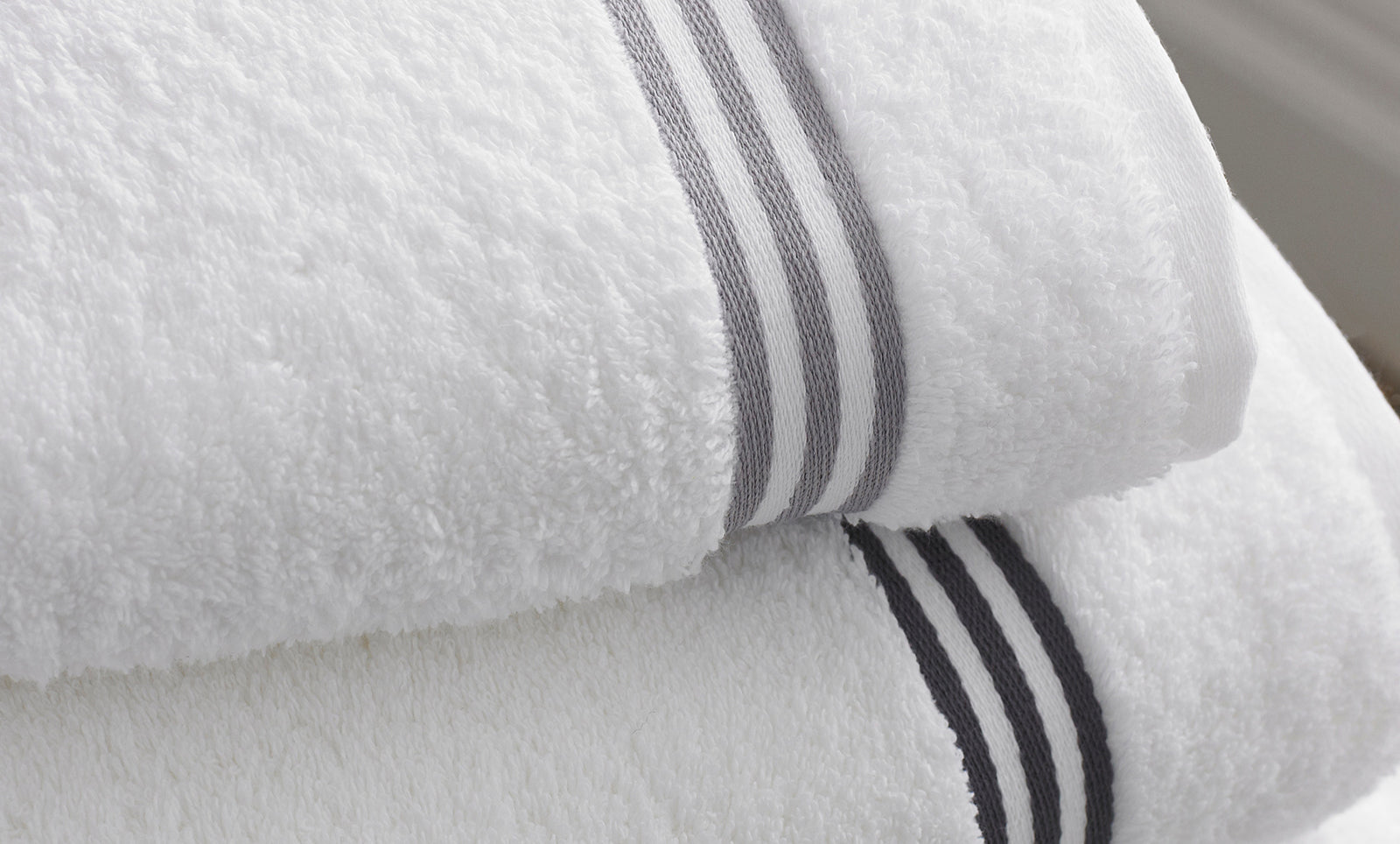 http://www.mizutowel.com/cdn/shop/articles/luxury-soft-cotton-hand-towels.jpg?v=1694068462